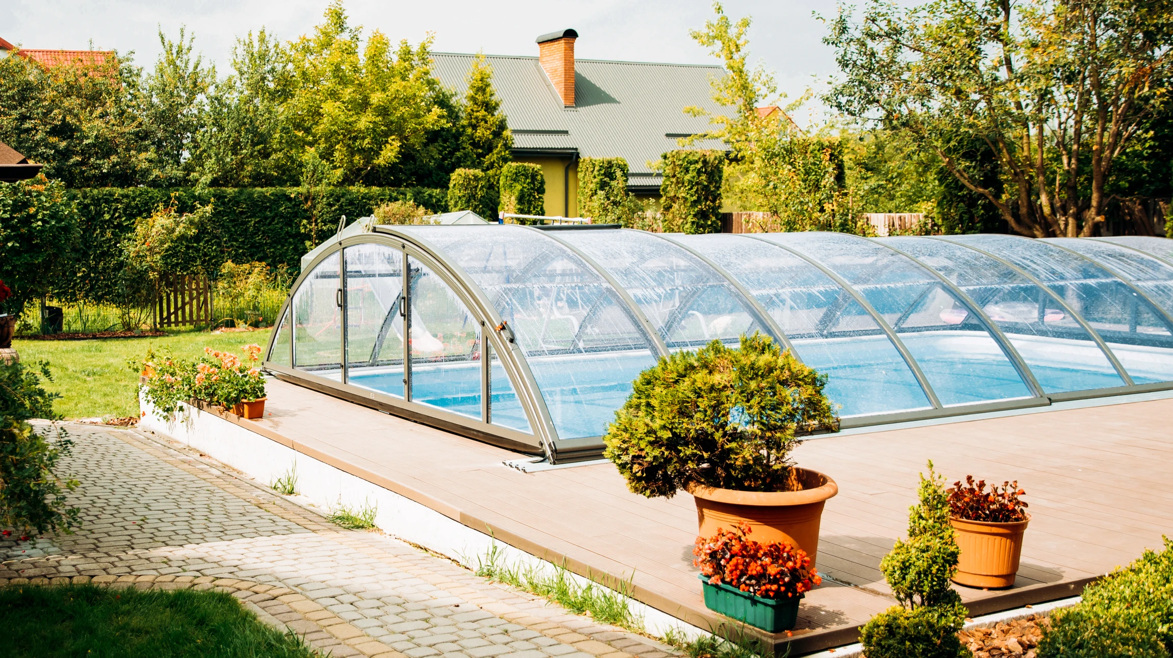 Piscine couverte avec abri télescopique en polycarbonate et structure aluminium