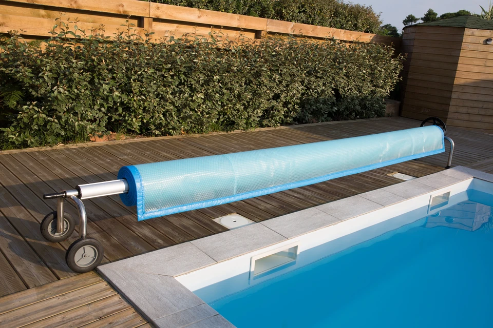 Piscine résidentielle extérieure avec barrière de sécurité transparente en verre trempé et poteaux métalliques