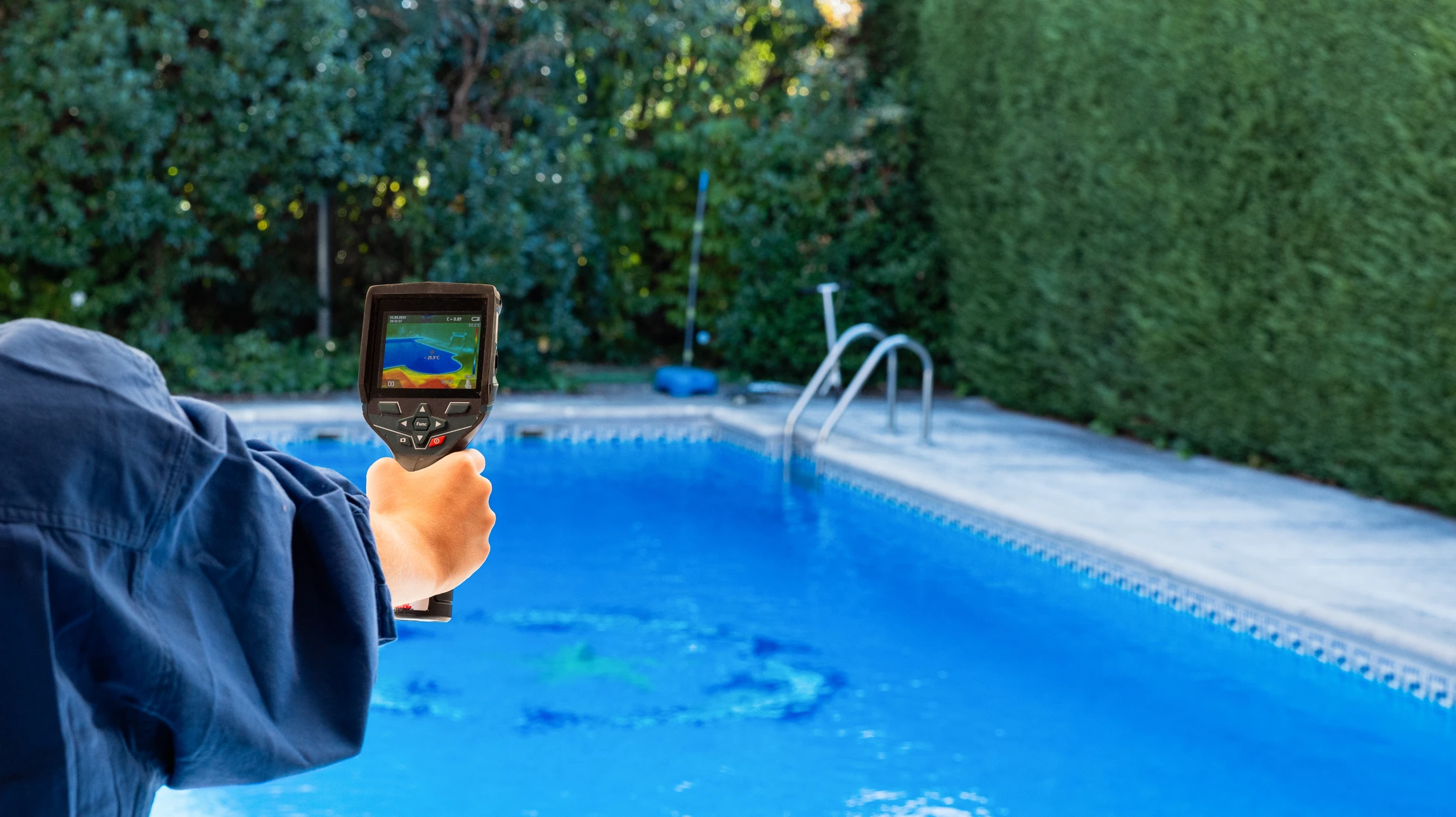 Technicien pisciniste professionnel effectuant une inspection technique d'une piscine extérieure, utilisant une caméra thermique ou une caméra d'inspection spécialisée pour détecter les fuites. La scène se déroule en extérieur, en plein jour, près d'une piscine résidentielle. Le professionnel porte des équipements adaptés et concentré sur son diagnostic. L'image doit transmettre la sérieux, l'expertise et la rigueur technique du service de recherche de fuites.