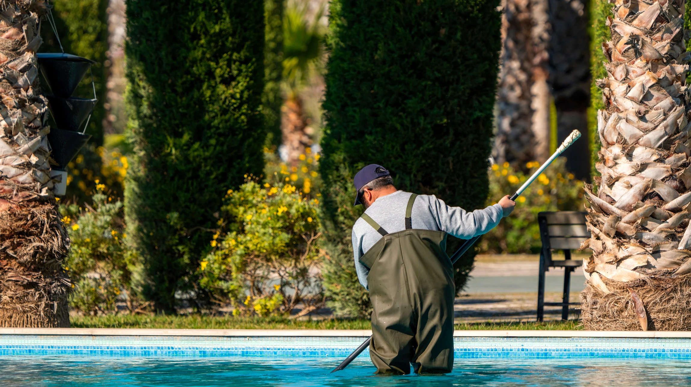 Piscine avec robot nettoyeur automatique submergé effectuant l'entretien du bassin