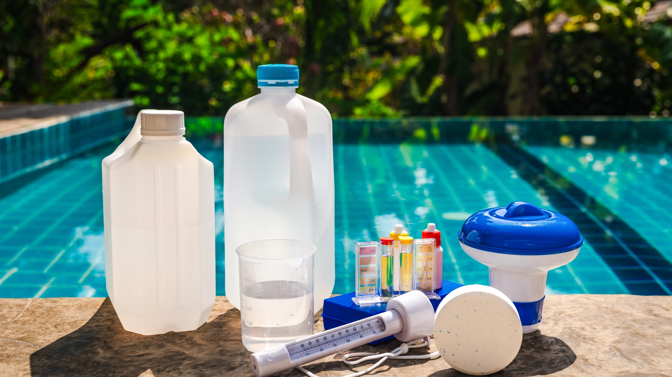 Intérieur carrelé blanc, main masculine manipulant un système de filtration d'eau