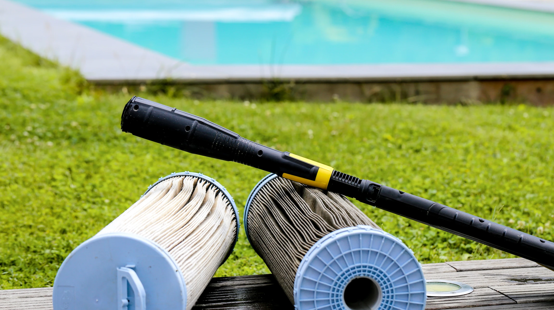 Intérieur technique avec main manipulant un système de filtration d'eau