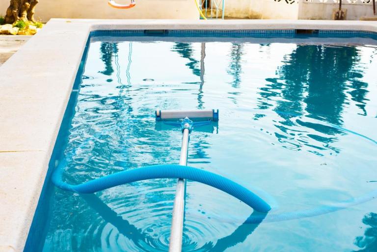 Comment réussir le nettoyage en profondeur de votre piscine ?